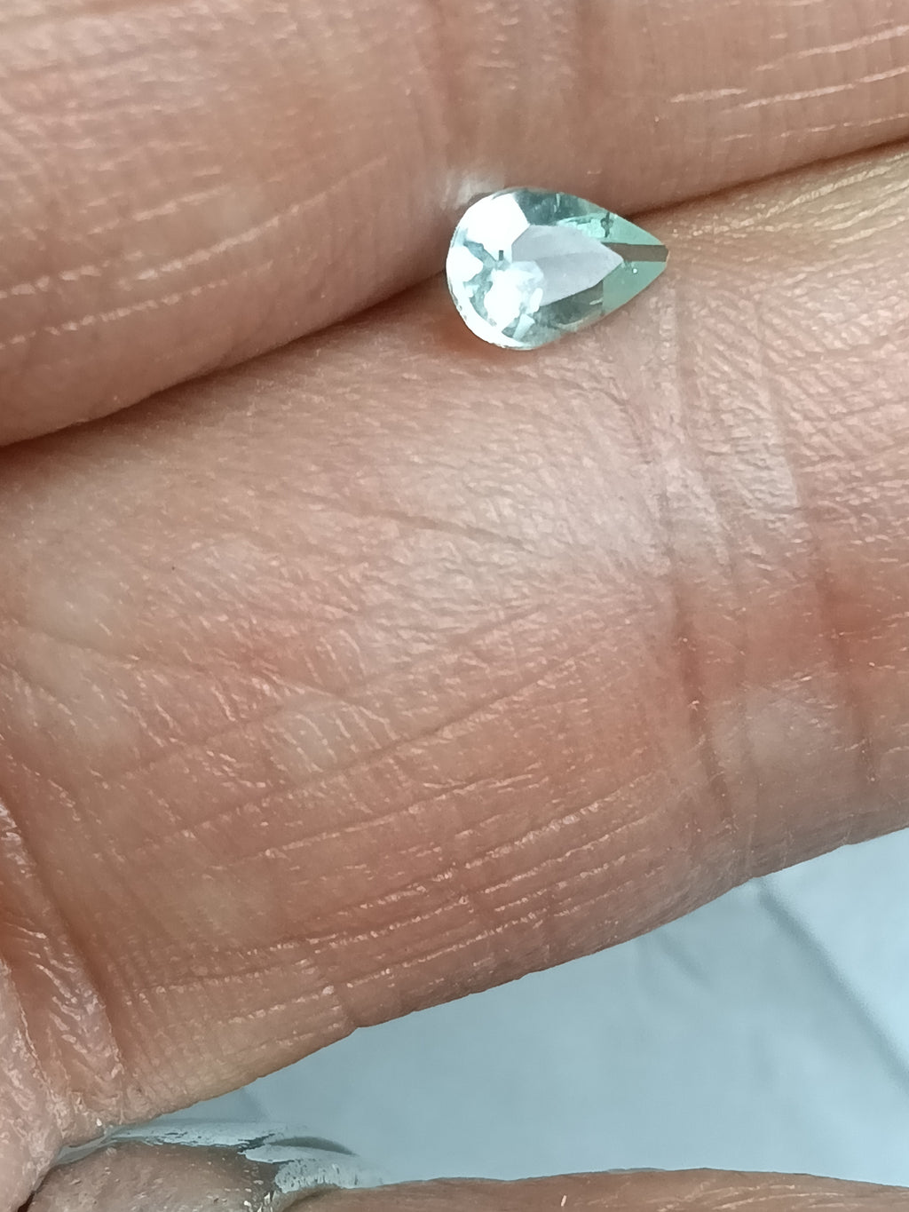 Esmeralda Natural Colombiana sin tratamiento · Talla lagrima · 0,30 ct