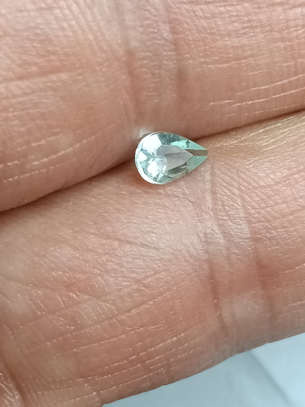 Esmeralda Natural Colombiana sin tratamiento · Talla lagrima · 0,30 ct