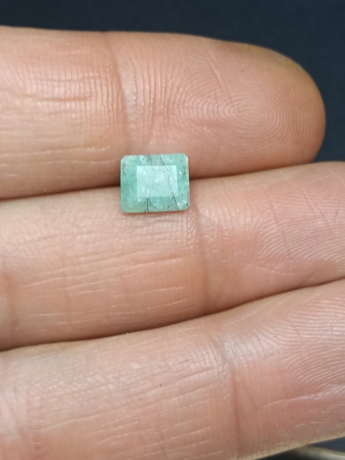 Esmeralda Natural Colombiana 1.30 Ct 8x7x4mm Color Zonal Única