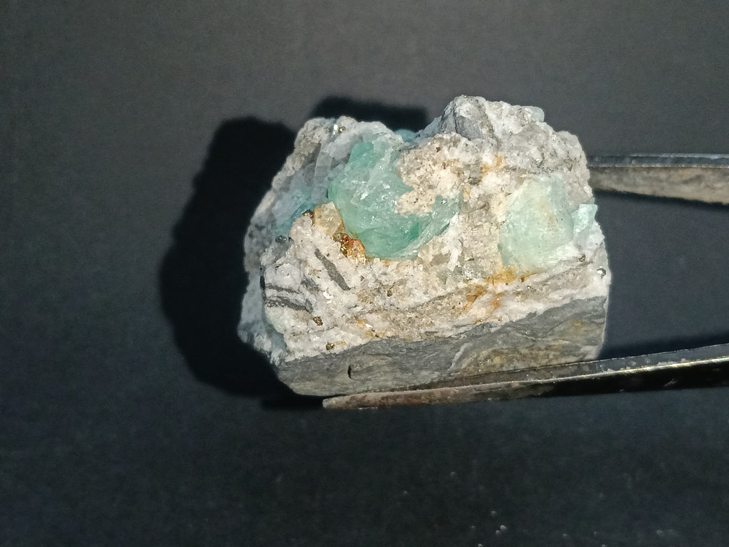 Esmeralda en ganga matriz verde Colombia