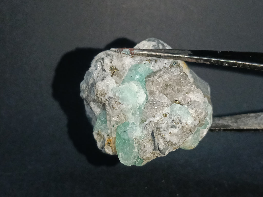 Esmeralda en ganga matriz verde Colombia