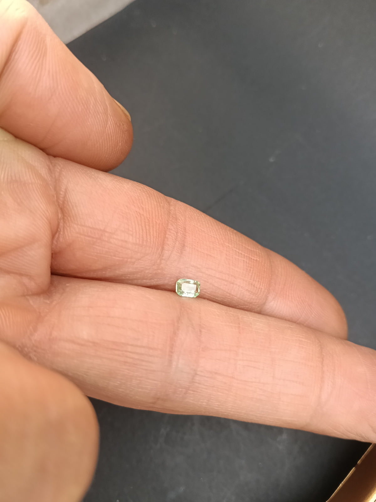 Linda Esmeralda Natural de Colombia sin tratamiento 0.20ct buen cristal entonado