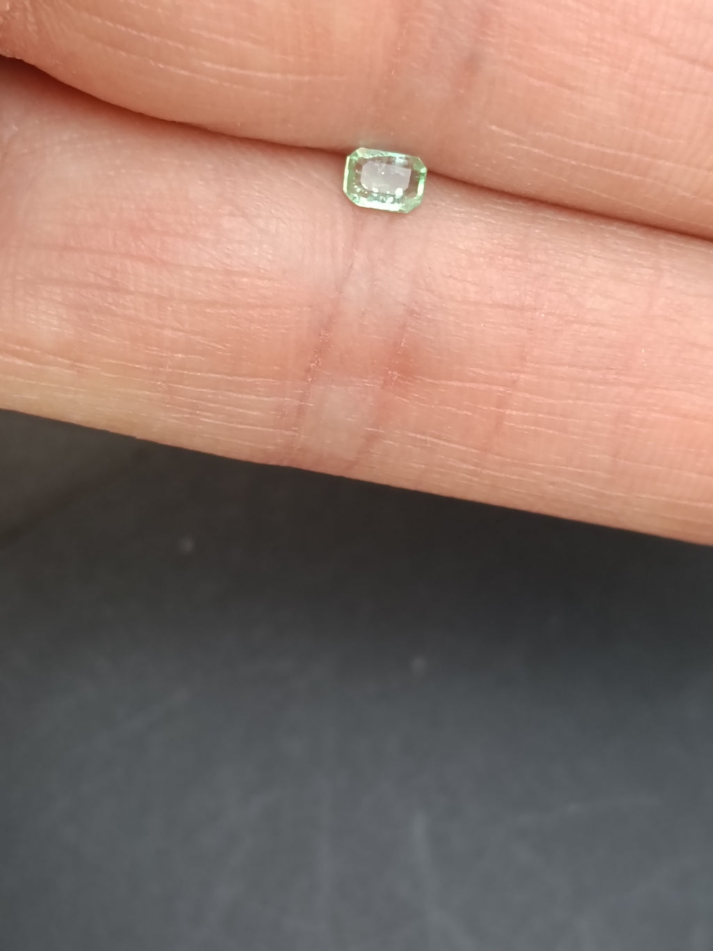 Linda Esmeralda Natural de Colombia sin tratamiento 0.20ct buen cristal entonado