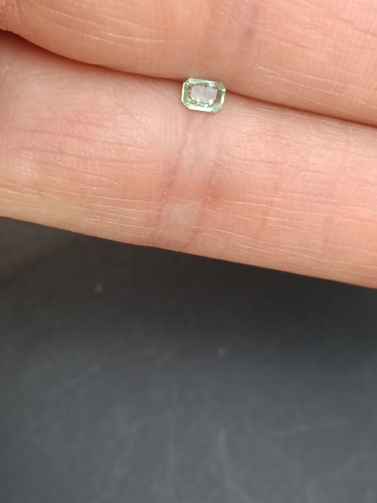 Linda Esmeralda Natural de Colombia sin tratamiento 0.20ct buen cristal entonado